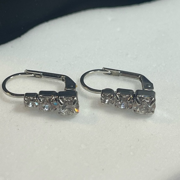 NWOT 3 Stone Rhinestone Earrings. Silver Tone - Picture 4 of 4